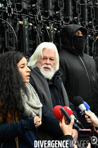 Le capitaine Paul Watson célèbre sa remise en liberté, place de la République à Paris en compagnie de Lamya Essemlali et Hugo Clément.