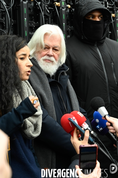 Le capitaine Paul Watson célèbre sa remise en liberté, place de la République à Paris en compagnie de Lamya Essemlali et Hugo Clément.