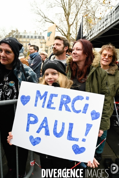 Le capitaine Paul Watson célèbre sa remise en liberté, place de la République à Paris en compagnie de Lamya Essemlali et Hugo Clément.