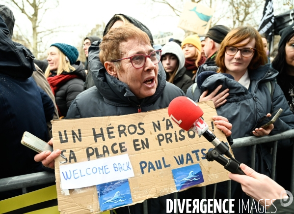 Le capitaine Paul Watson célèbre sa remise en liberté, place de la République à Paris en compagnie de Lamya Essemlali et Hugo Clément.