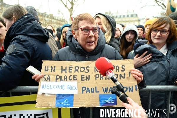 Le capitaine Paul Watson célèbre sa remise en liberté, place de la République à Paris en compagnie de Lamya Essemlali et Hugo Clément.