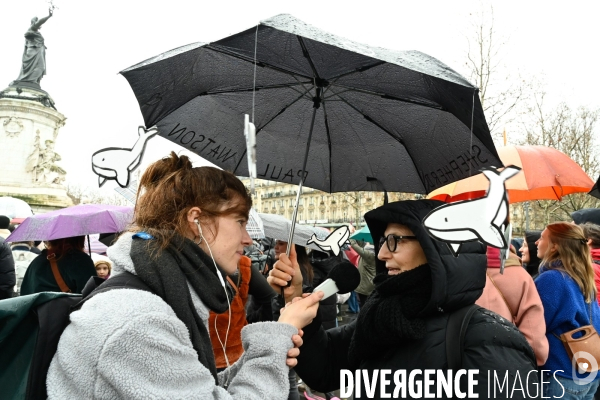 Le capitaine Paul Watson célèbre sa remise en liberté, place de la République à Paris en compagnie de Lamya Essemlali et Hugo Clément.