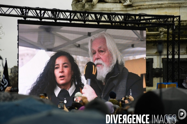 Le capitaine Paul Watson célèbre sa remise en liberté, place de la République à Paris en compagnie de Lamya Essemlali et Hugo Clément.