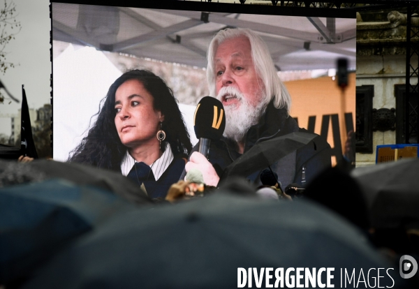 Le capitaine Paul Watson célèbre sa remise en liberté, place de la République à Paris en compagnie de Lamya Essemlali et Hugo Clément.