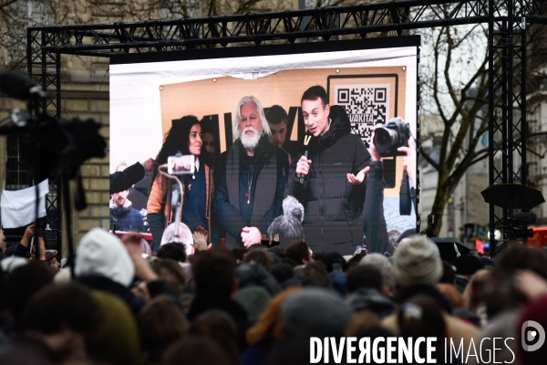 Le capitaine Paul Watson célèbre sa remise en liberté, place de la République à Paris en compagnie de Lamya Essemlali et Hugo Clément.