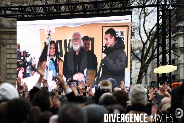 Le capitaine Paul Watson célèbre sa remise en liberté, place de la République à Paris en compagnie de Lamya Essemlali et Hugo Clément.
