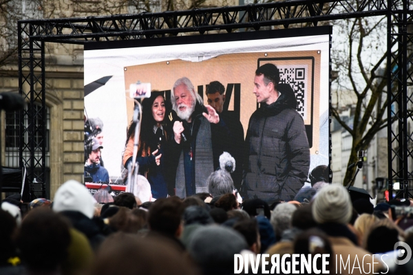 Le capitaine Paul Watson célèbre sa remise en liberté, place de la République à Paris en compagnie de Lamya Essemlali et Hugo Clément.