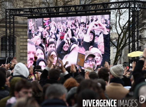 Le capitaine Paul Watson célèbre sa remise en liberté, place de la République à Paris en compagnie de Lamya Essemlali et Hugo Clément.