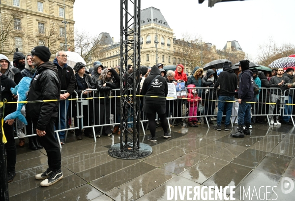 Le capitaine Paul Watson célèbre sa remise en liberté, place de la République à Paris en compagnie de Lamya Essemlali et Hugo Clément.