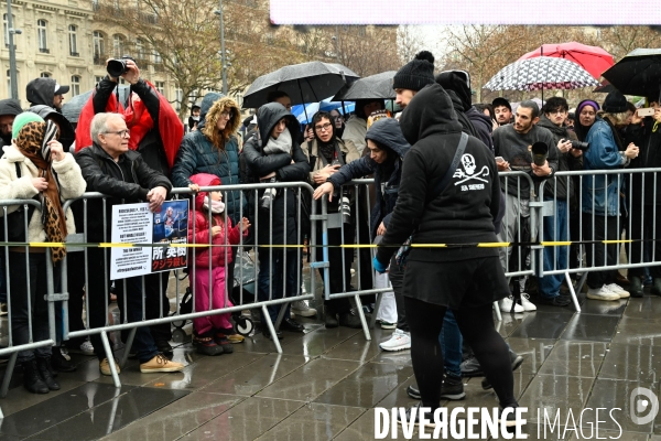 Le capitaine Paul Watson célèbre sa remise en liberté, place de la République à Paris en compagnie de Lamya Essemlali et Hugo Clément.