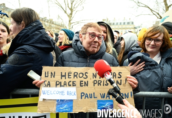 Le capitaine Paul Watson célèbre sa remise en liberté, place de la République à Paris en compagnie de Lamya Essemlali et Hugo Clément.