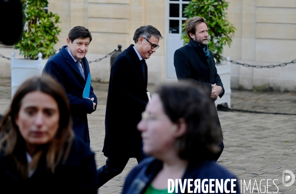 François BAYROU, Premier ministre convie le président du Sénat, la présidente de l Assemblée nationale, les responsables des partis politiques et les présidents de groupes qui ont exercé des responsabilités sous la Vème République