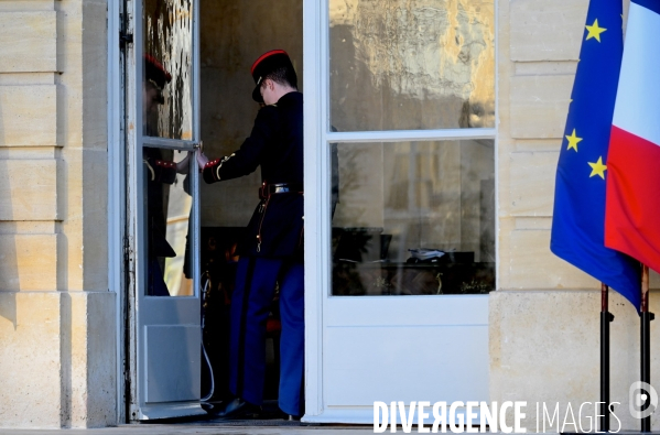 François BAYROU, Premier ministre convie le président du Sénat, la présidente de l Assemblée nationale, les responsables des partis politiques et les présidents de groupes qui ont exercé des responsabilités sous la Vème République