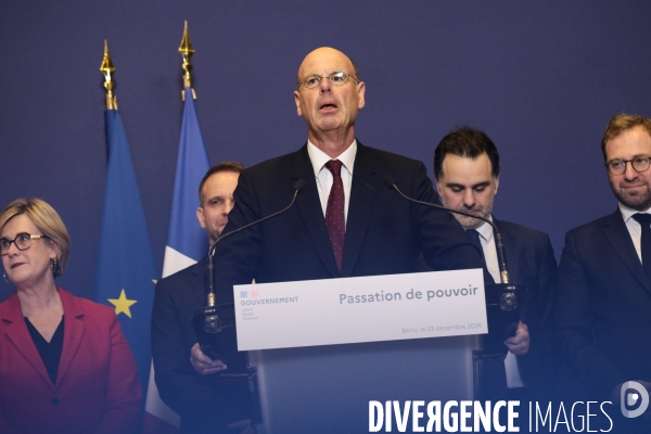 Passation au ministere de l economie et des finances
