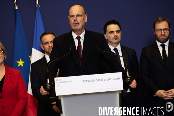 Passation au ministere de l economie et des finances
