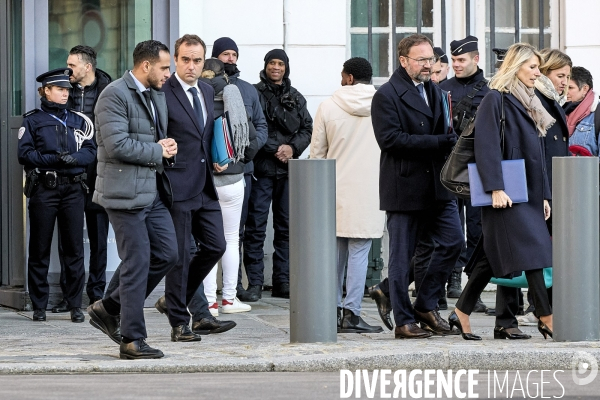Sortie place Beauvau gouvernement Bayrou apres traditionnel petit dejeuner