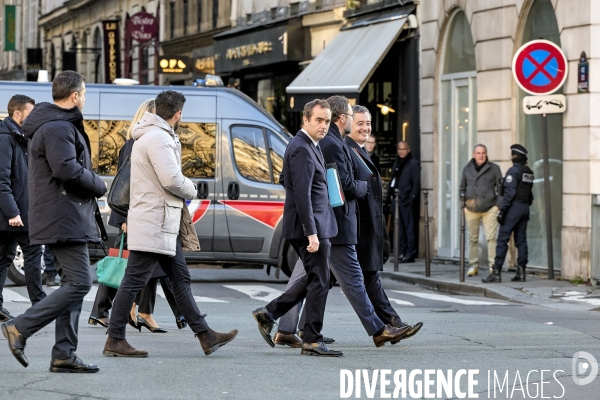 Sortie place Beauvau gouvernement Bayrou apres traditionnel petit dejeuner