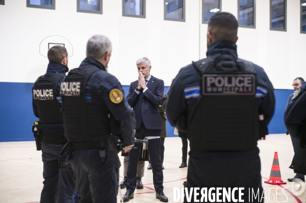 LAURENT WAUQUIEZ EN deplacement a l hay-les-roses aupres du depute vincent jeanbrun.