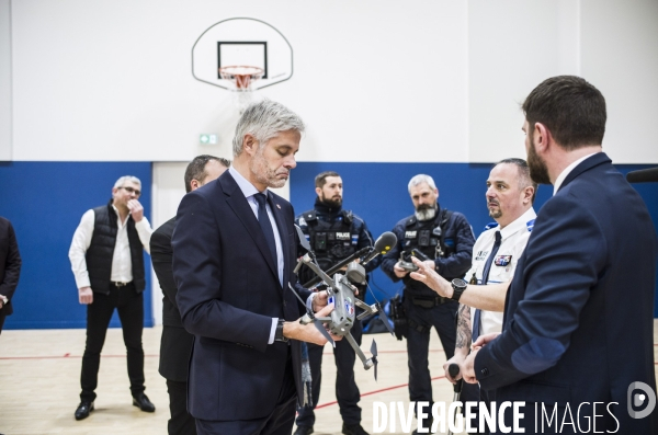 LAURENT WAUQUIEZ EN deplacement a l hay-les-roses aupres du depute vincent jeanbrun.