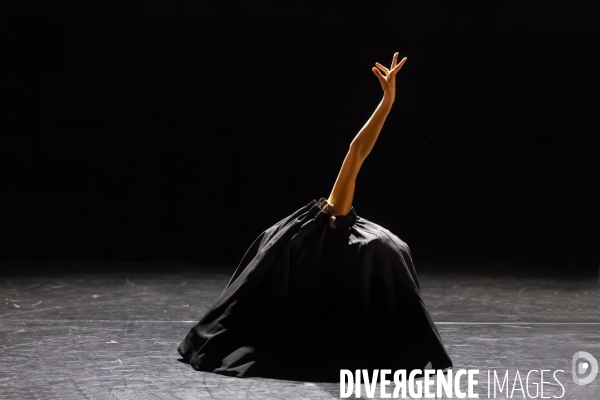 REVUE de  Sarah Adjou