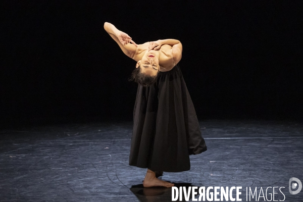 REVUE de  Sarah Adjou