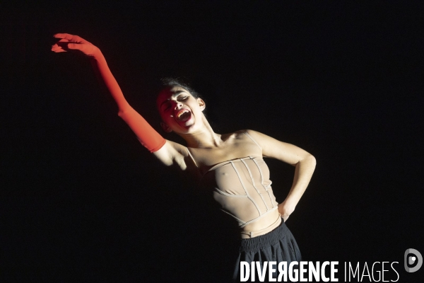 REVUE de  Sarah Adjou