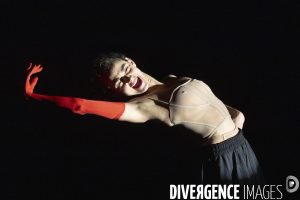 REVUE de  Sarah Adjou