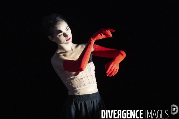 REVUE de  Sarah Adjou