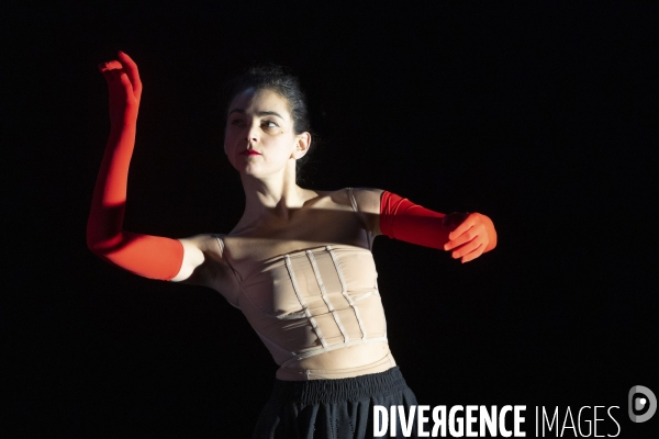 REVUE de  Sarah Adjou