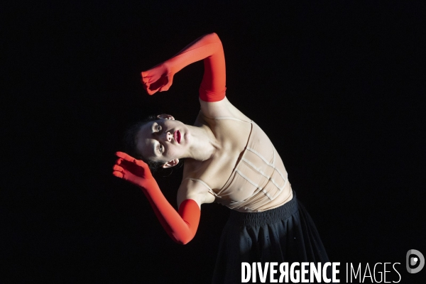 REVUE de  Sarah Adjou