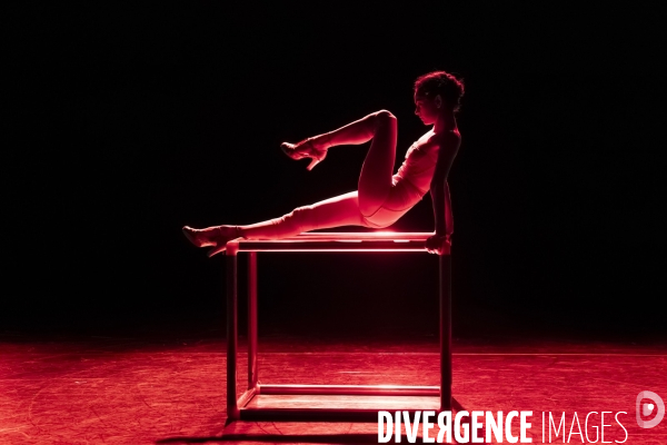 REVUE de  Sarah Adjou