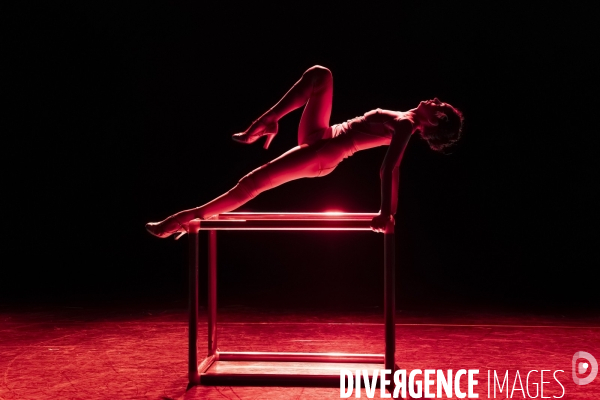 REVUE de  Sarah Adjou