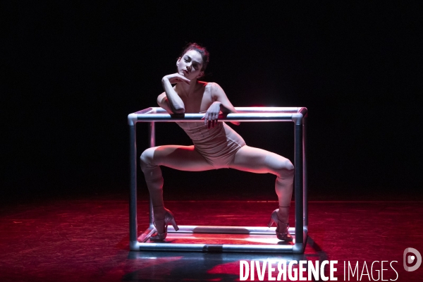 REVUE de  Sarah Adjou