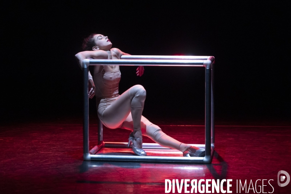 REVUE de  Sarah Adjou