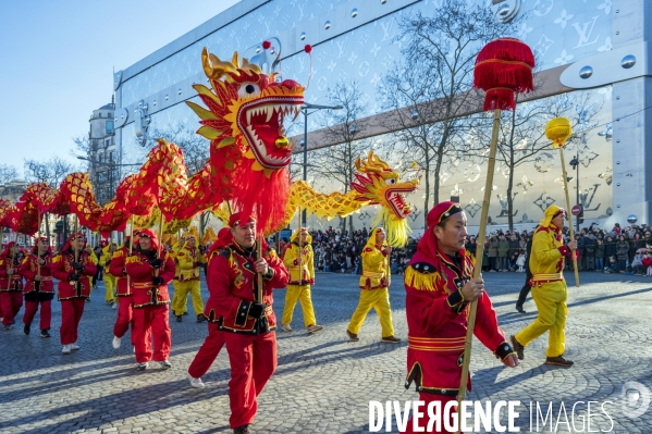 NOUVEL AN CHINOIS sur les Champs-Elysees a Paris