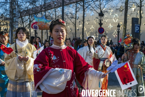 NOUVEL AN CHINOIS sur les Champs-Elysees a Paris