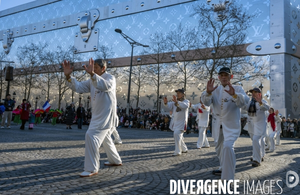 NOUVEL AN CHINOIS sur les Champs-Elysees a Paris