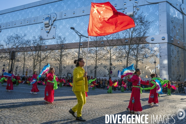 NOUVEL AN CHINOIS sur les Champs-Elysees a Paris