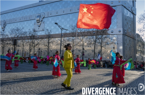 NOUVEL AN CHINOIS sur les Champs-Elysees a Paris