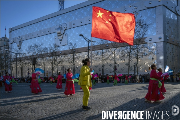 NOUVEL AN CHINOIS sur les Champs-Elysees a Paris