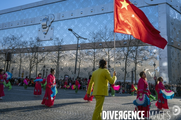 NOUVEL AN CHINOIS sur les Champs-Elysees a Paris