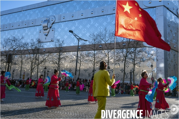 NOUVEL AN CHINOIS sur les Champs-Elysees a Paris