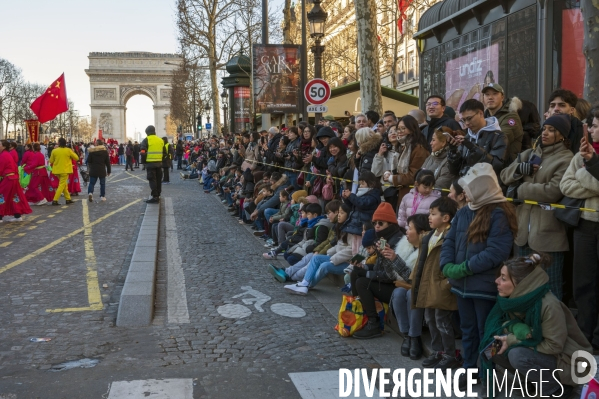 NOUVEL AN CHINOIS sur les Champs-Elysees a Paris