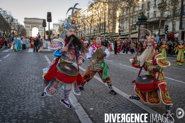 NOUVEL AN CHINOIS sur les Champs-Elysees a Paris