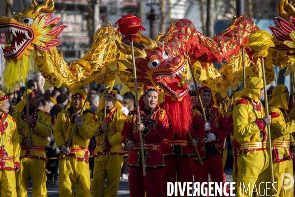 NOUVEL AN CHINOIS sur les Champs-Elysees a Paris