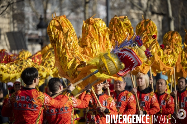 NOUVEL AN CHINOIS sur les Champs-Elysees a Paris