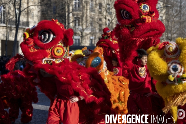 NOUVEL AN CHINOIS sur les Champs-Elysees a Paris