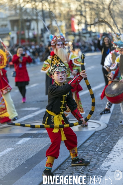 NOUVEL AN CHINOIS sur les Champs-Elysees a Paris