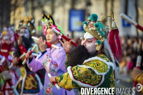 NOUVEL AN CHINOIS sur les Champs-Elysees a Paris