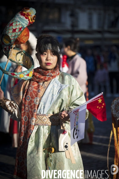 NOUVEL AN CHINOIS sur les Champs-Elysees a Paris